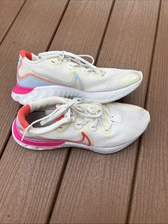Nike Shoes - Nike Renew Run